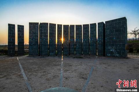 图为陶寺遗址处复原的古观象台.王凯摄