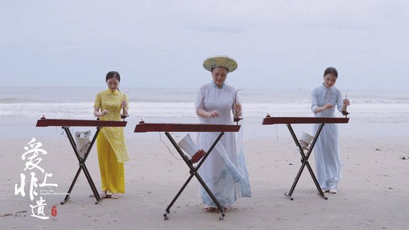 赵霞（中）演奏独弦琴曲目《恋歌》。古秀芳 摄制