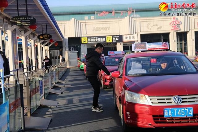 在乌鲁木齐国际机场t2航站楼,旅客正乘坐出租车.记者牟敏摄