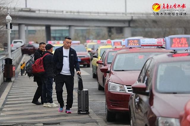 在乌鲁木齐国际机场t2航站楼,旅客正乘坐出租车.记者牟敏摄