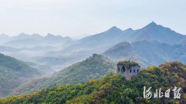 10月23日,秦皇岛市海港区驻操营镇董家口村沿线明长城景观.