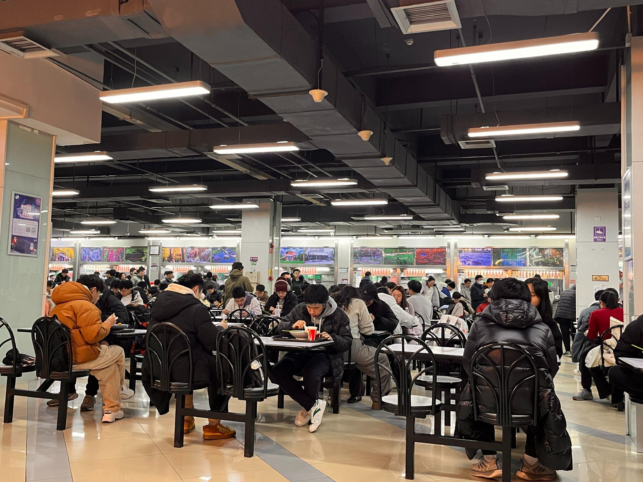 清华大学桃李园餐厅夜宵时段学生很多