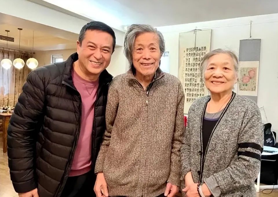 马精武,李苒苒夫妇与学生张嘉益合影.