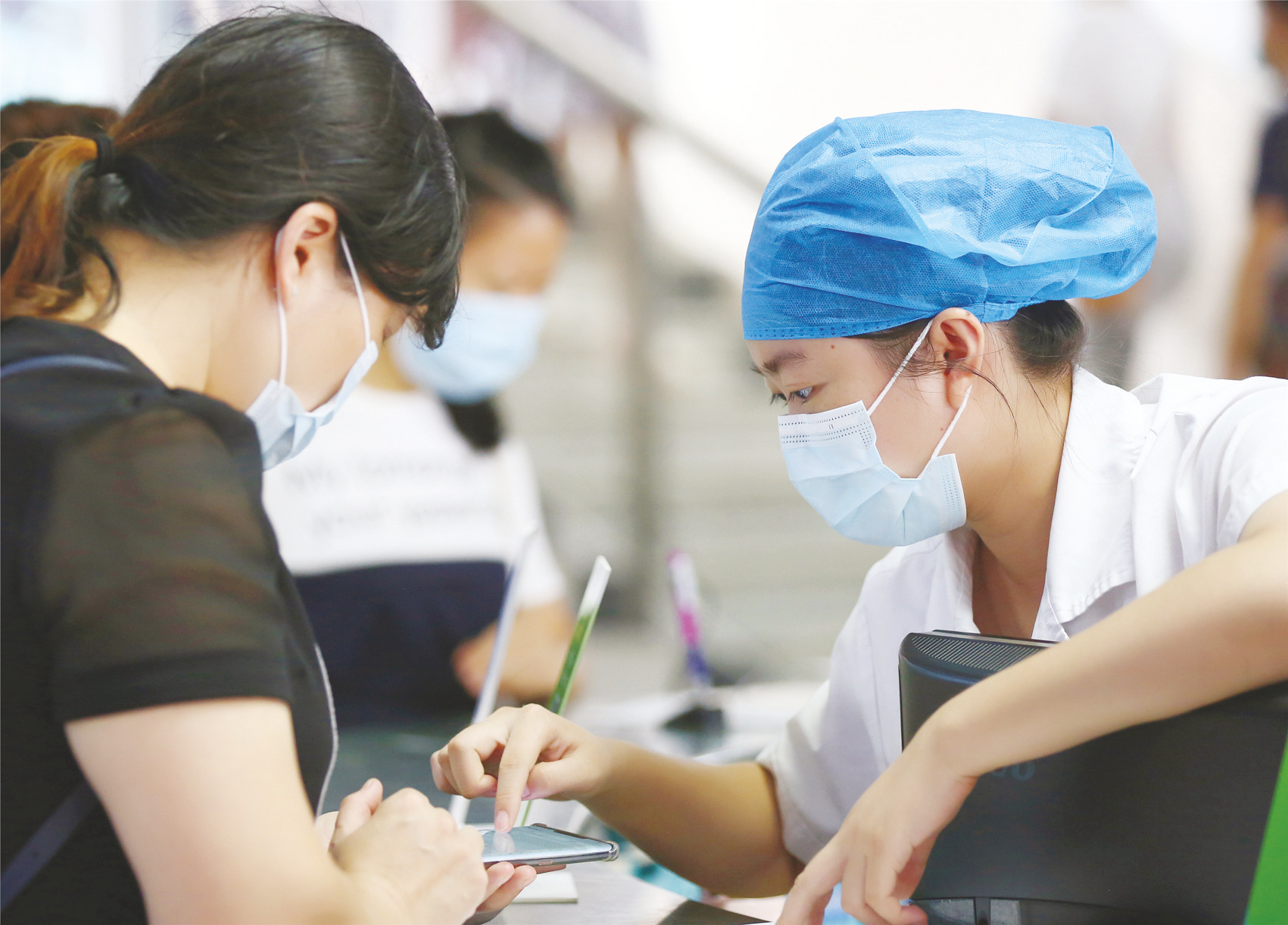 &nbsp;&nbsp;&nbsp;&nbsp;南宁市第二人民医院导医为患者服务.