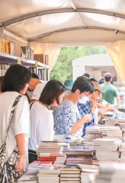 游客在2023“我与地坛”北京书市现场选购书籍。 本报记者 蒋雨师摄