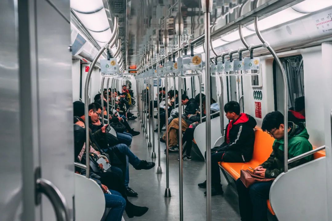 乘客在上海地铁乘车.(图/unsplash)