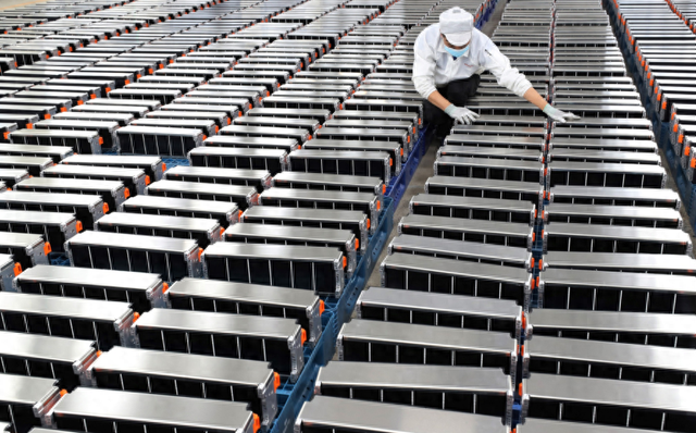中国南京的一家电动汽车电池工厂，一名工人正在整理锂电池 图源：外媒