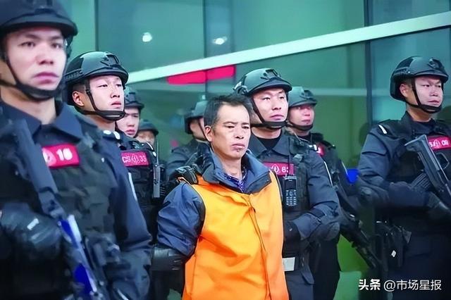2020年12月11日下午,张承禹被长沙公安专案组民警押解回长沙,图源