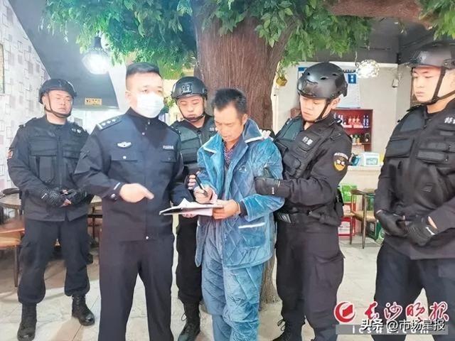 张承禹指认犯罪现场.源自长沙晚报
