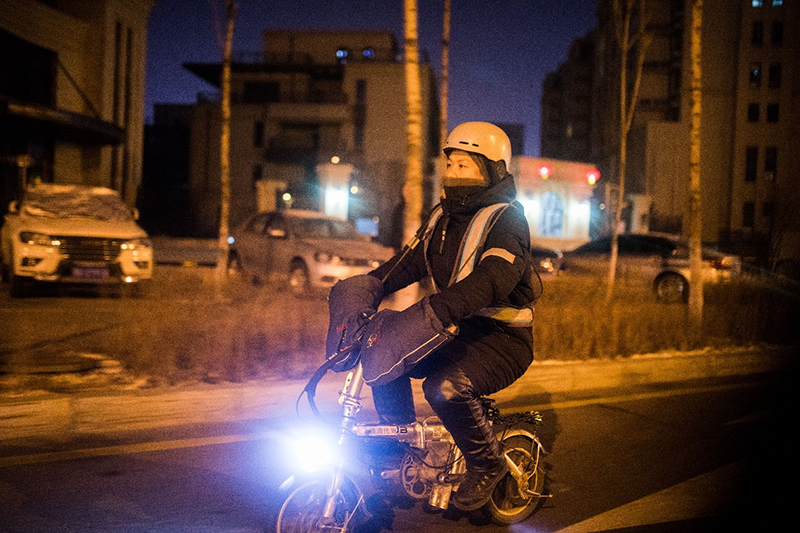 滴滴代驾师傅夜间骑行