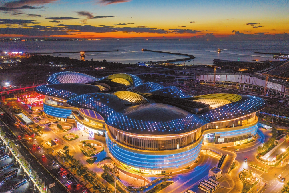 夜晚的海口国际免税城灯光璀璨,景色迷人.记者 石中华 摄