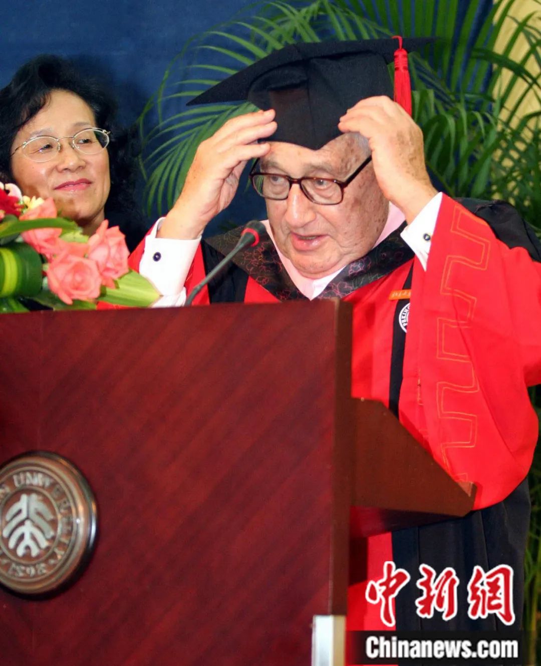 参加北京大学授予其名誉博士学位的仪式