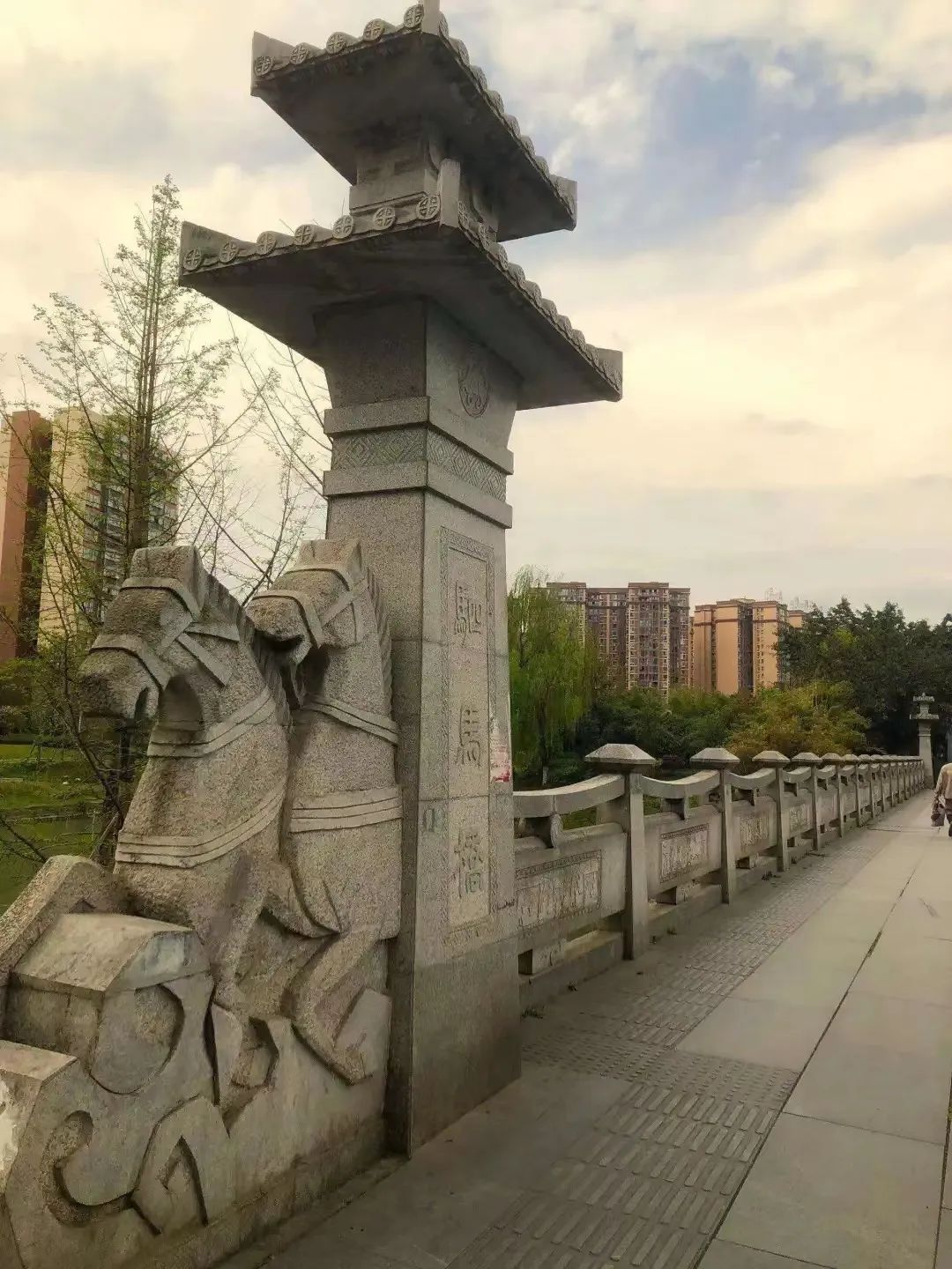 成都历史上曾先后出现过两座名为"驷马桥"的桥梁.