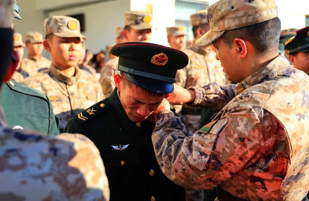 领花,肩章的那一刻向军旗告别仪式举行冬季退役士兵陆军第71集团军