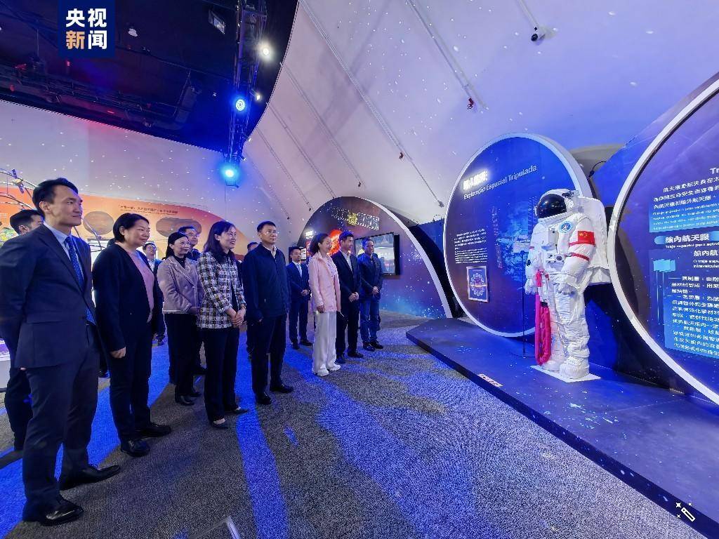 代表团在澳门科学馆