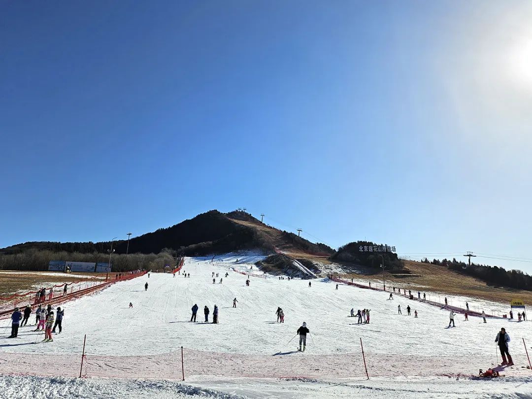 开板首滑!北京莲花山滑雪场重启滑雪之门