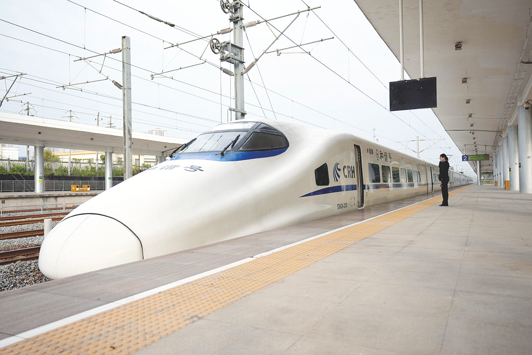 &nbsp;&nbsp;&nbsp;&nbsp;试运行动车组列车从防城港北站开出.