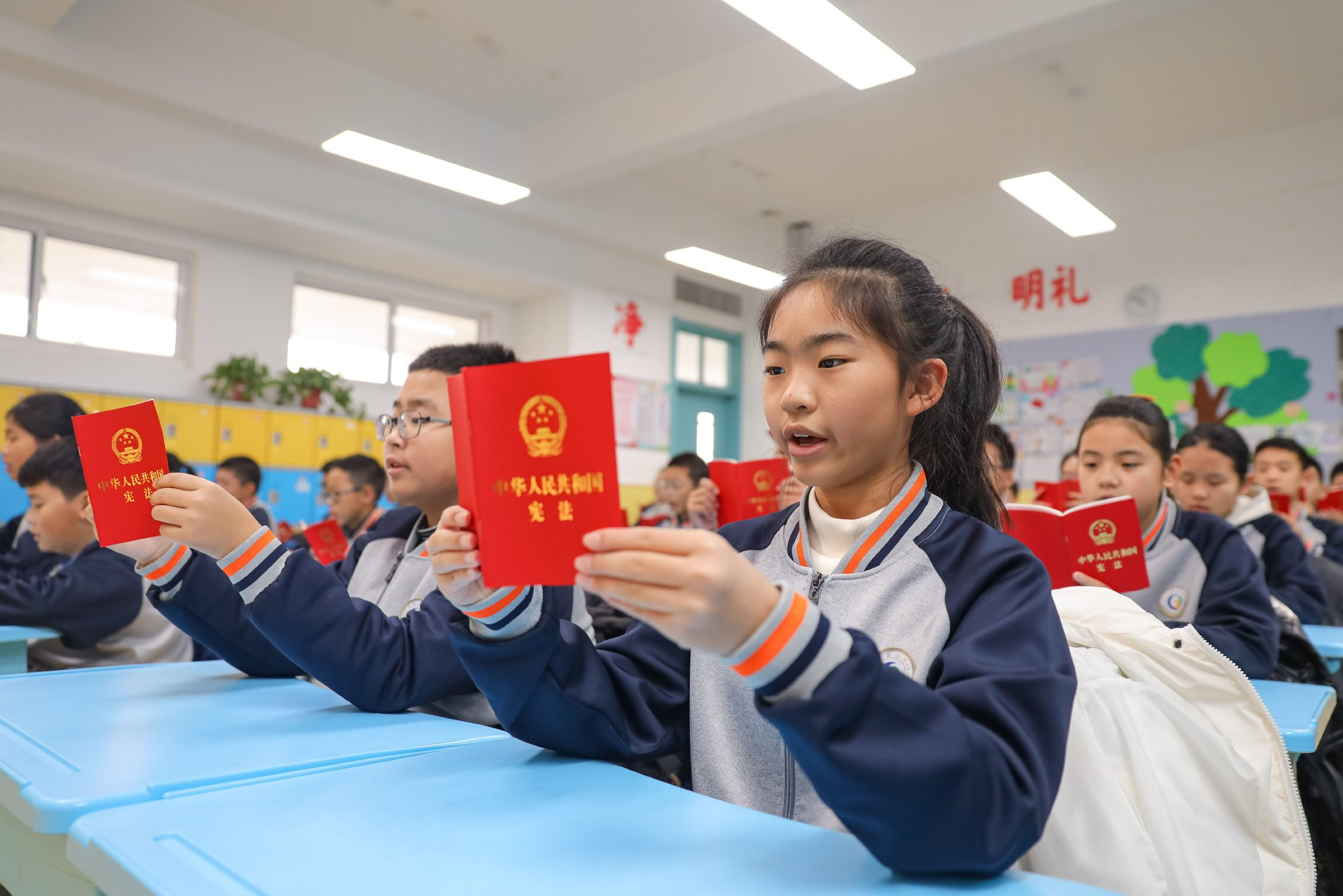 12月4日,青岛二中附属李沧学校的学生正在诵读宪法.张鹰 摄