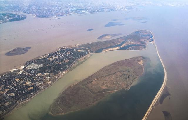 2017年11月9日,空中拍摄的位于长江入海口的上海最大水源地"青草水