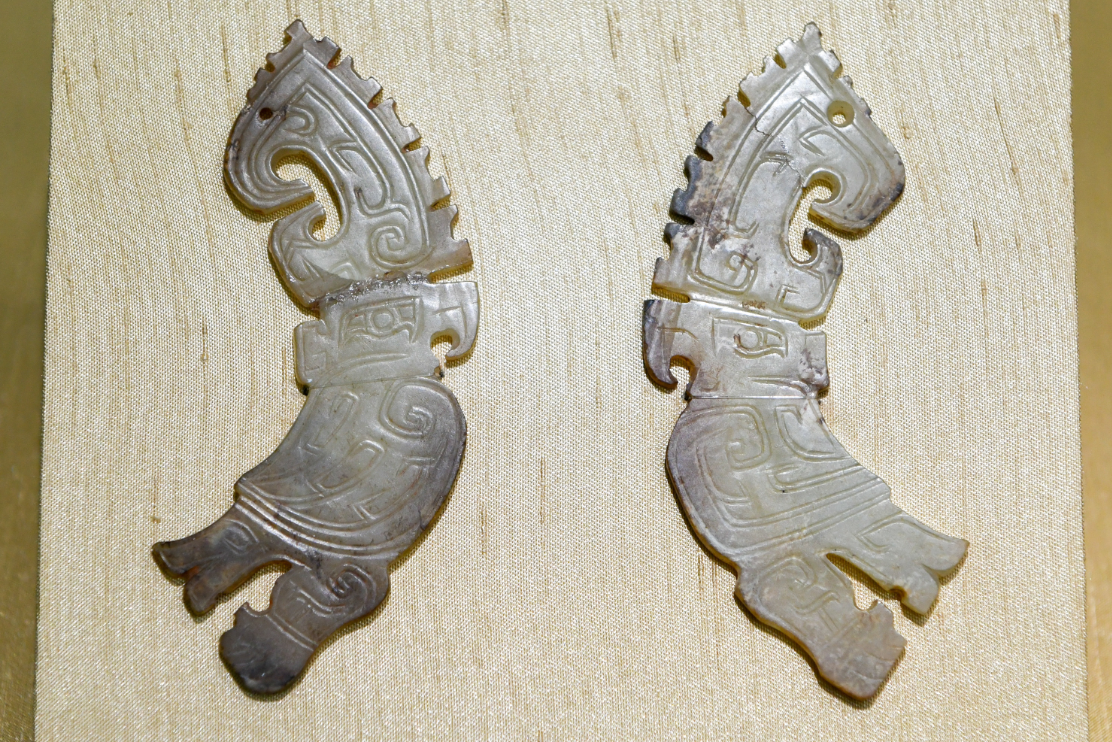 展览中还展示了商代晚期妇好墓中的玉凤展板