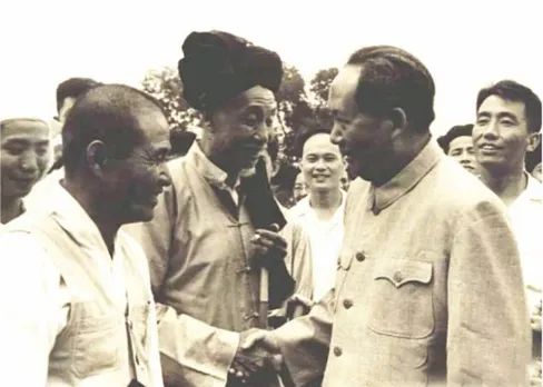 ▲1950年参加国庆观礼期间，毛主席与云南少数民族晋京代表握手。