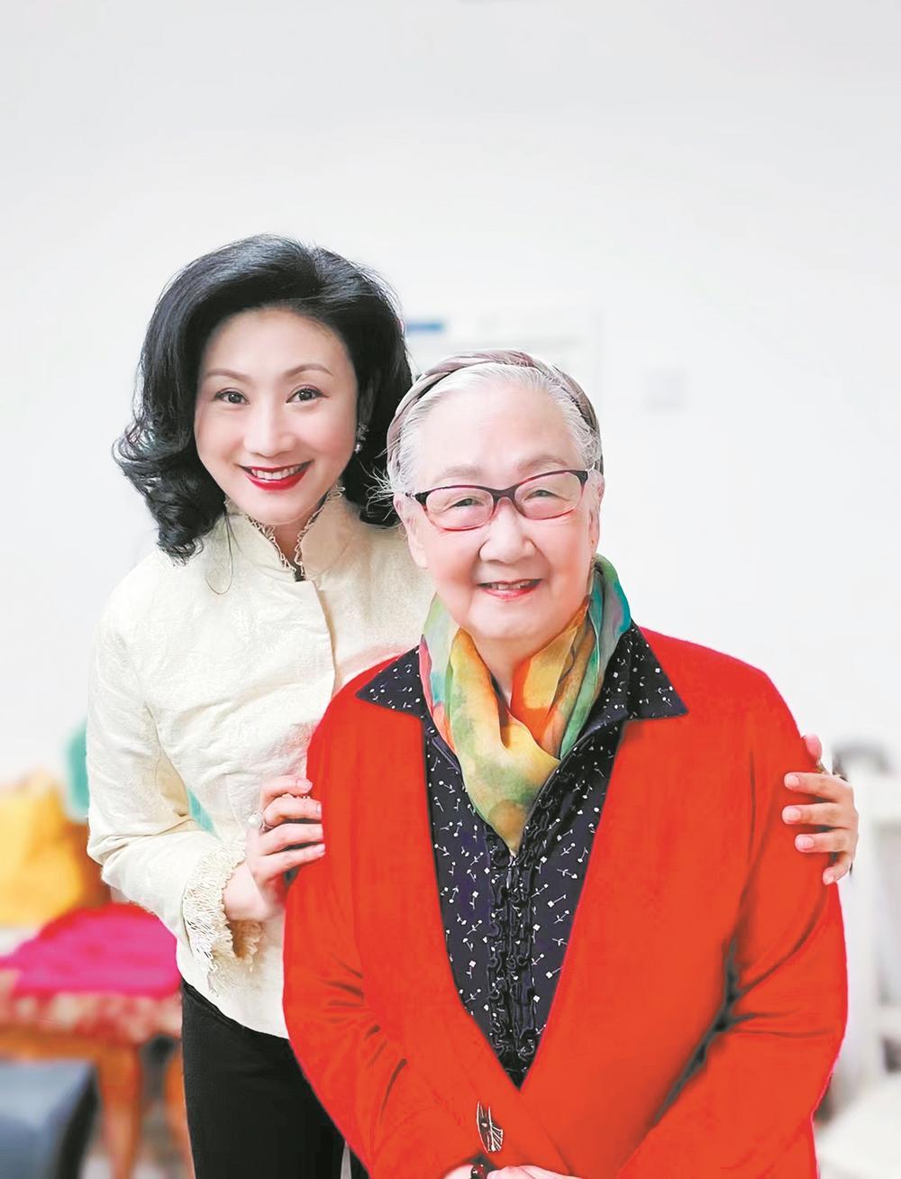 陈巧茹与徐棻(右)