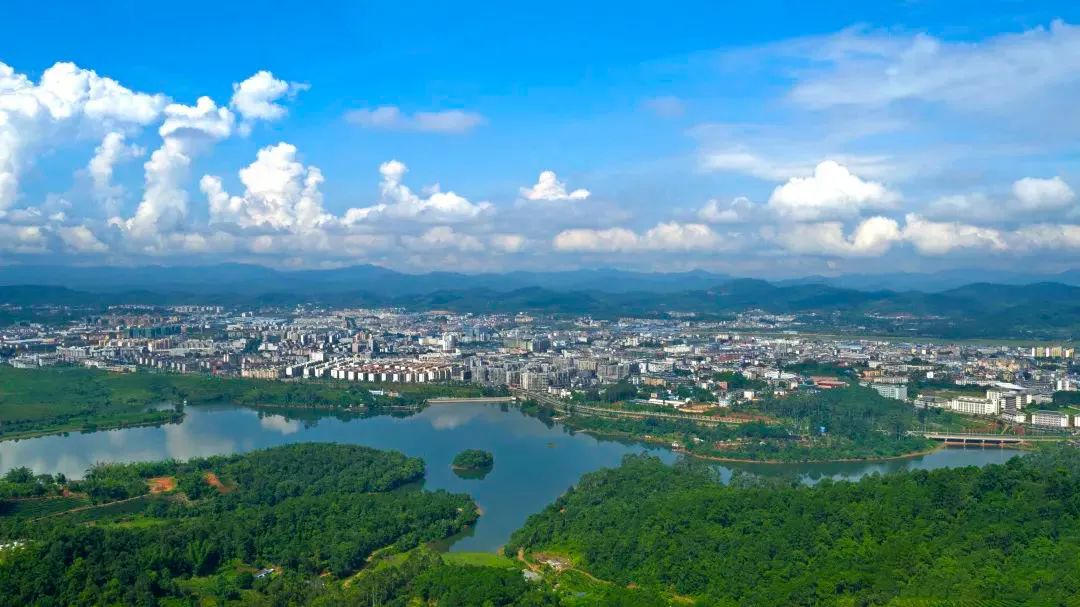 普洱茶城滴翠.(王承吉 摄)