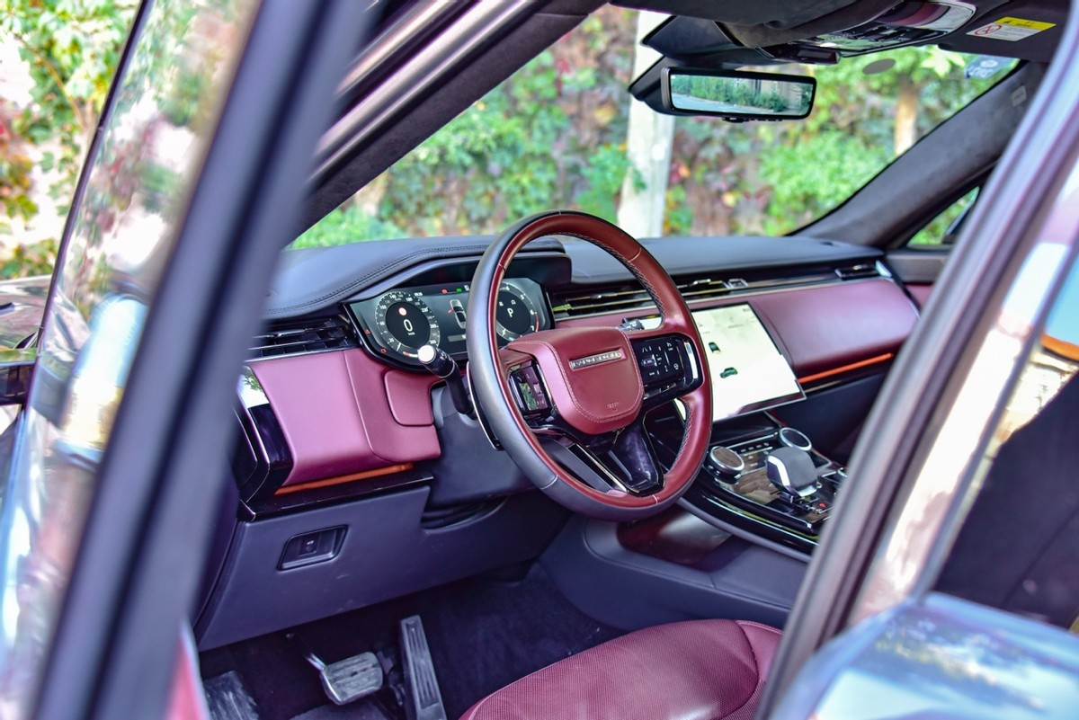 在内饰上,揽胜运动版一直以来提供独特的英伦豪华体验.