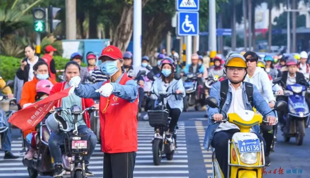 志愿者在海府路和海府一横路交叉路口维持交通秩序.康登淋 摄
