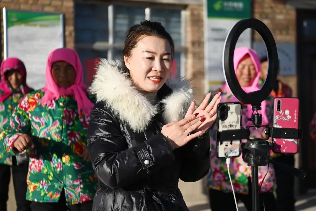 11月30日,在甘肃省环县耿塬畔村庄子峁村民小组,杨清艳和几位村民正在