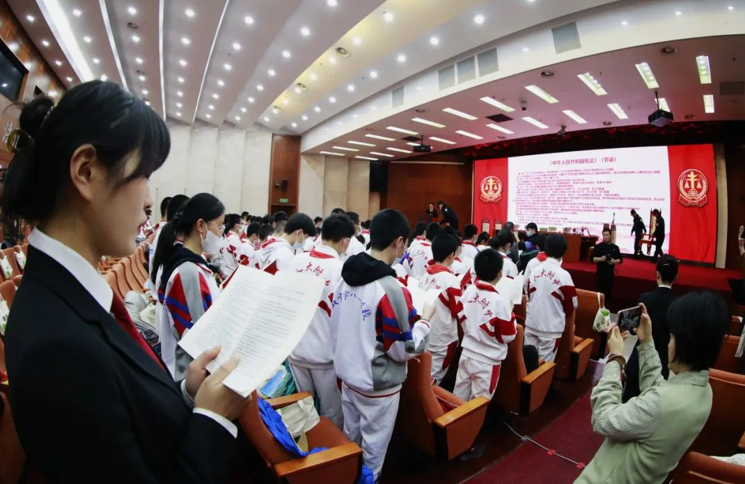扣好人生第一粒“扣子”！学生走进法院学宪法