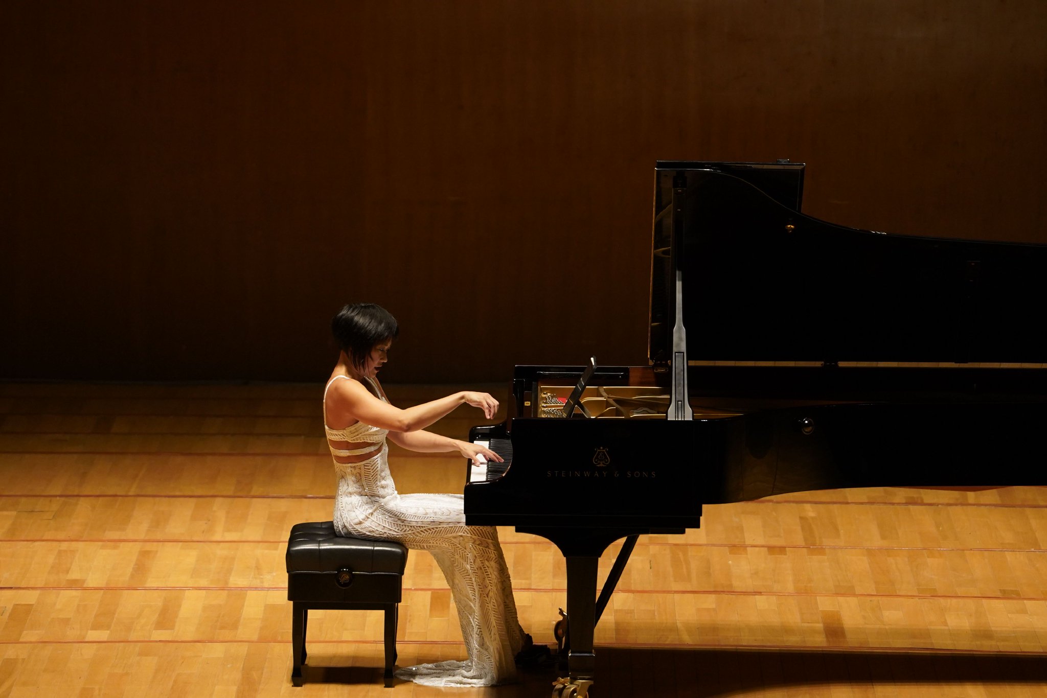 上半场王羽佳以白色亮片裙登场.