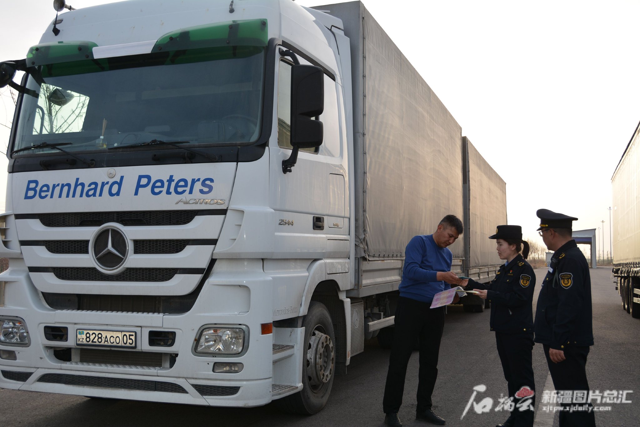 霍尔果斯口岸国际道路运输管理局工作人员在查验出入境货运车辆.