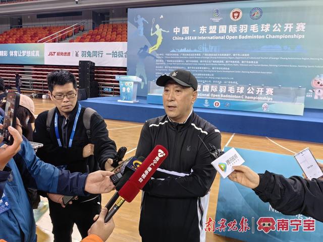 李永波在比赛现场接受媒体采访