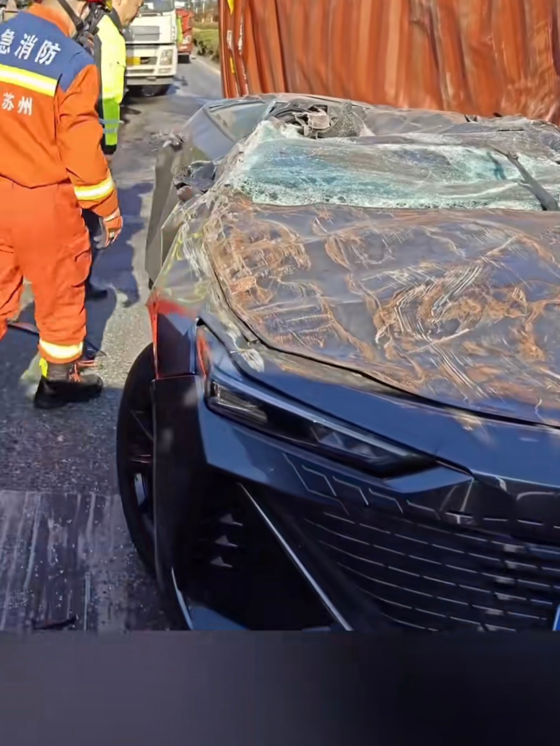 长安uni-a 这车质量也太好了,被侧翻的大货车压扁了……-新浪汽车