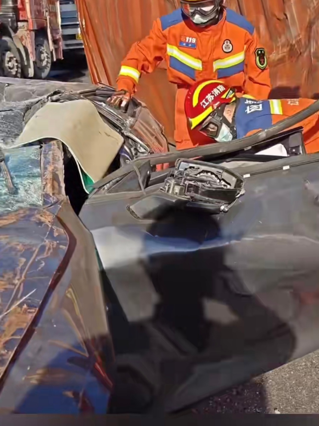 长安unia这车质量也太好了被侧翻的大货车压扁了