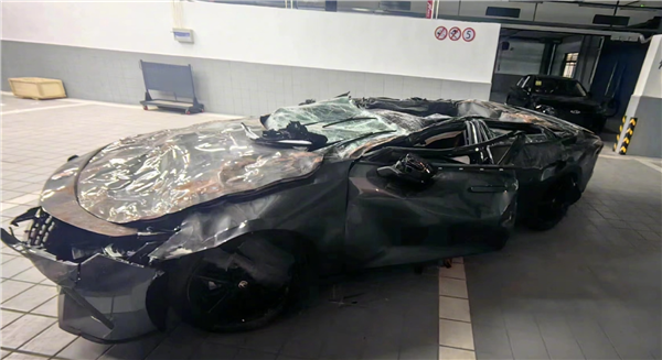 长安轿车被压扁车内两人奇迹生还 实车照片曝光-新浪汽车