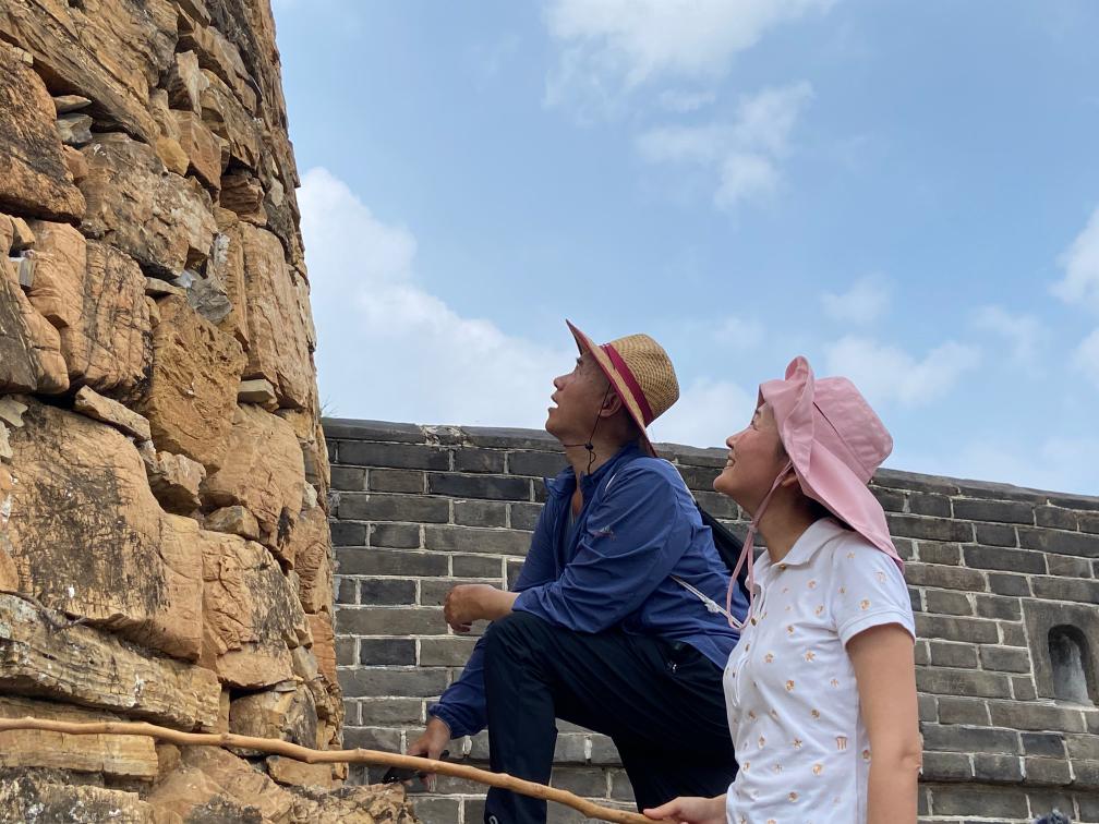 邢亚萍(右一)和同事在检查守护黄崖关长城中. 新华社记者张宇琪 摄