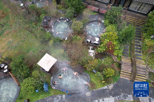 12月2日,游客在贵州毕节市百里杜鹃花舍锶锂温泉休闲娱乐.