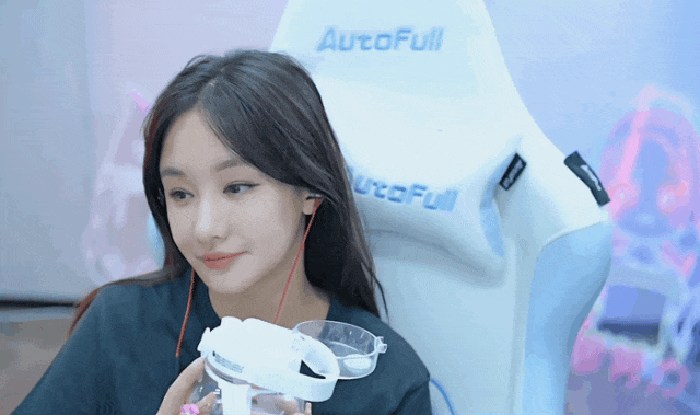 当时同桌吃酒席的还有uzi和奥咪咪,某某某和其女友(现已分手)以及神超