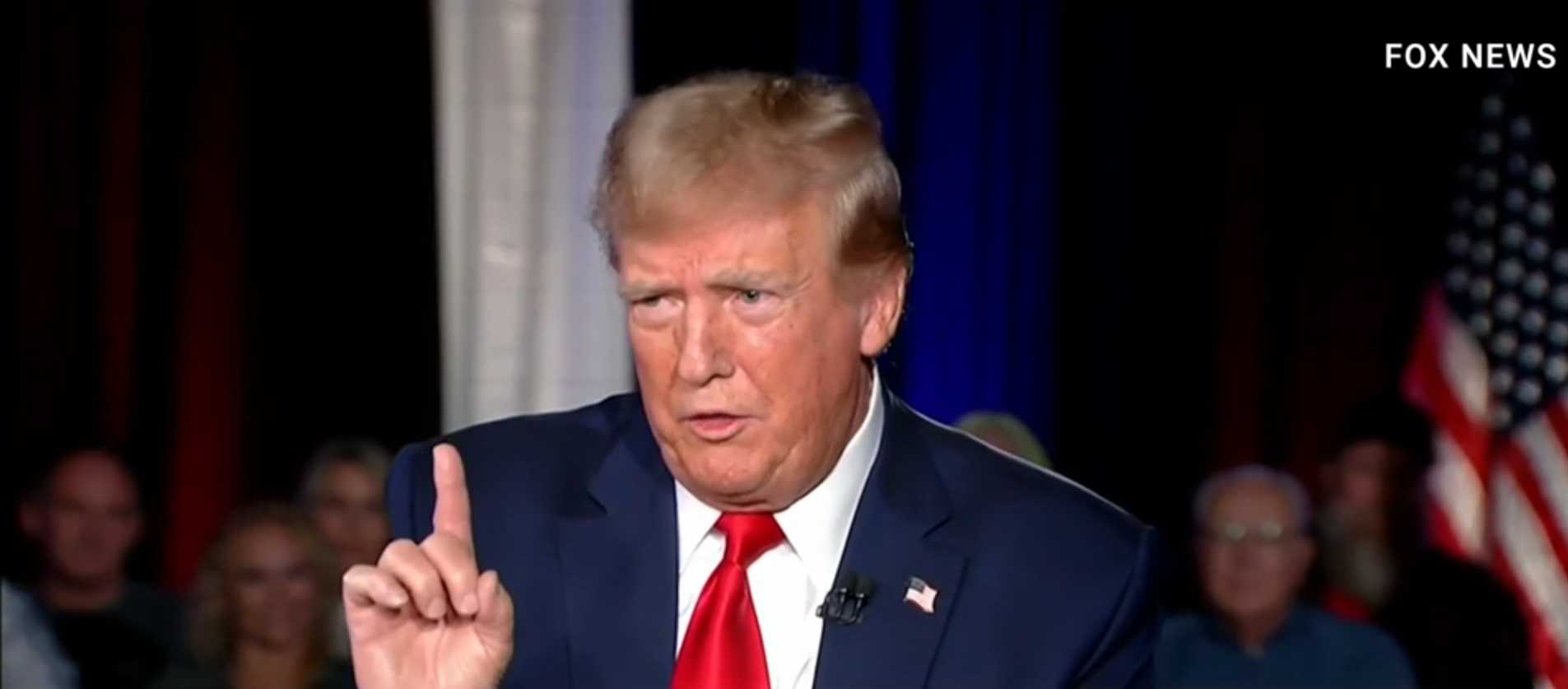 12月5日晚,特朗普出席在爱荷华州市政厅举行的一场活动. 视频截图