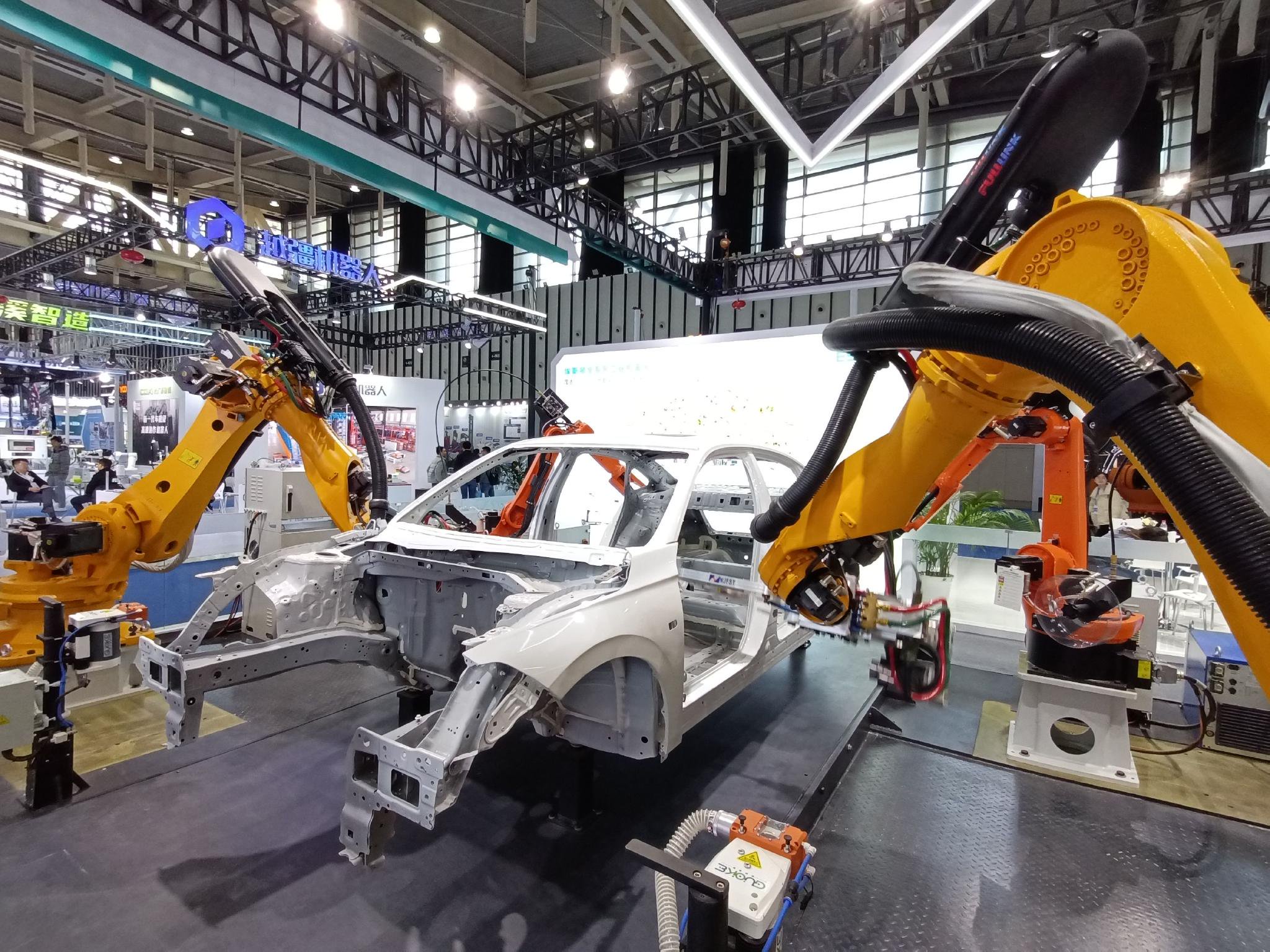 工业机器人展区的白车身焊接机器人(科技日报记者 金凤 摄)