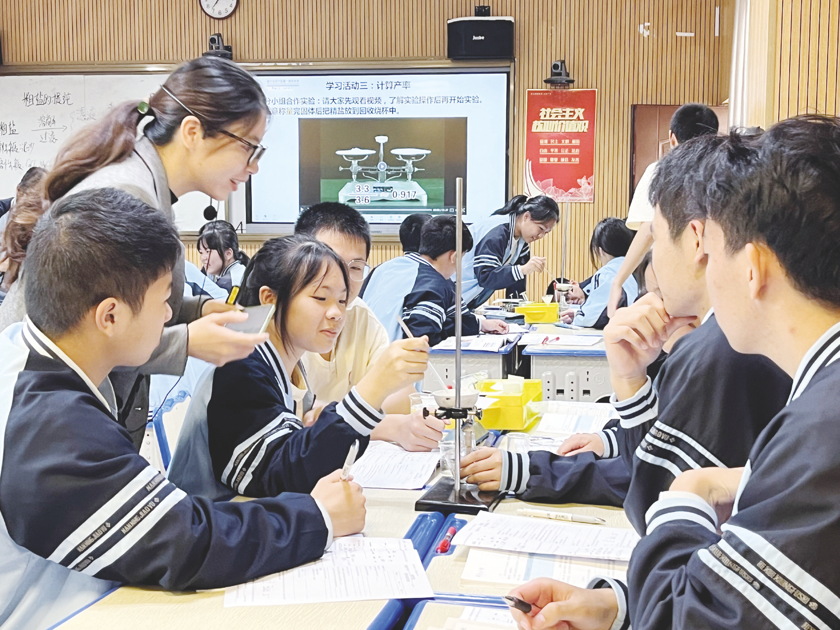 &nbsp;&nbsp;&nbsp;兴宁区第一初级中学展示化学实验课,引导学生动手