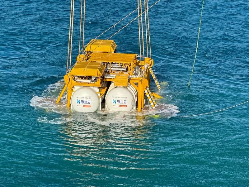 海底数据舱在海南陵水海面徐徐下沉。 受访单位供图