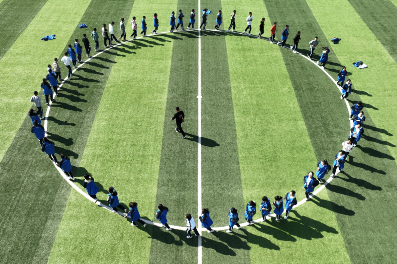 10月16日,兰州新区高级中学的学生在上体育课(无人机照片).