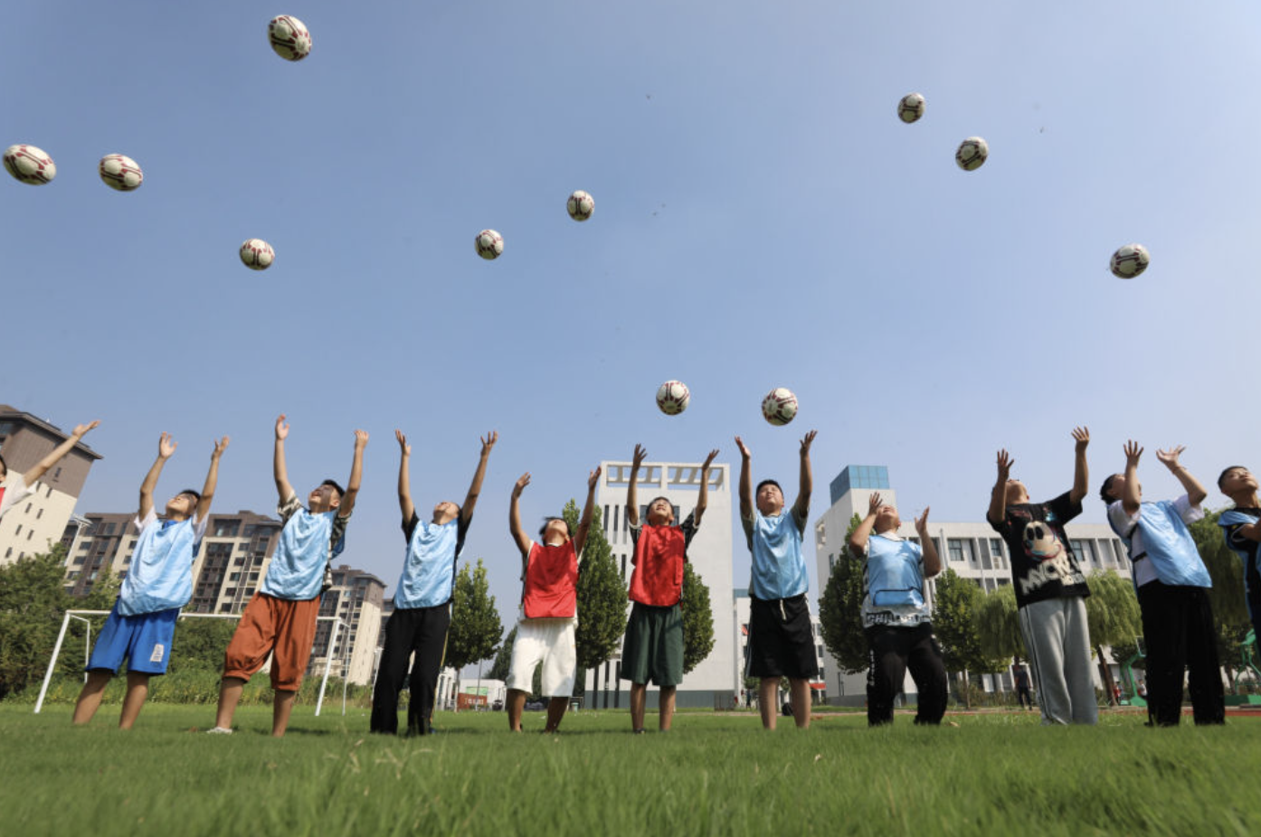 8月31日,河南省焦作市温县第四实验小学学生在体育课上学习足球技能