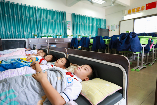 海南省三亚市天涯区水蛟小学学生在教室内午休.