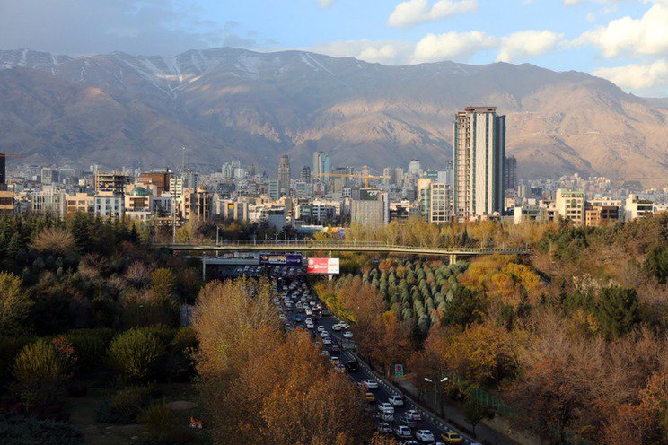 这是11月27日在伊朗首都德黑兰拍摄的城市秋景.新华社记者沙达提摄