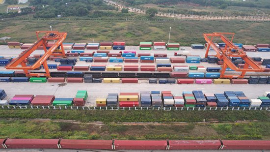     南昌国际陆港内，各色集装箱满载着“江西制造”的机械零配件、电器等货物。胡世杰/摄
