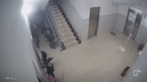 电动车楼道内充电爆燃